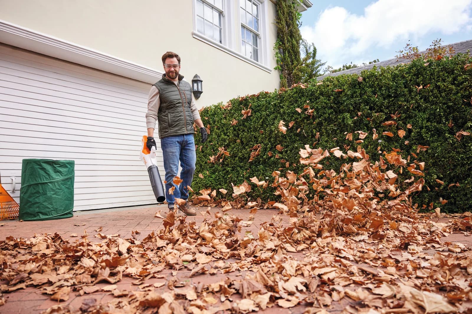 Limpieza de hojas en el jardín con un soplador STIHL